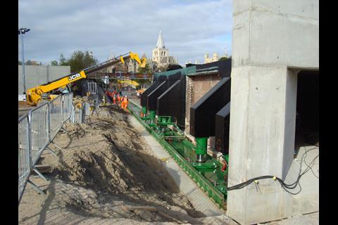 The 800 tonne reinforced concrete underpass box was installed through an existing railway embankment at Rochester.